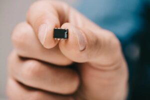 Empresa anglo-polonesa cria microchip de pagamento implantado